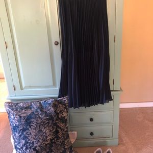 BCBG Pleated Maxi shirt Navy Blue…elastic waist pull on…37” in length size small